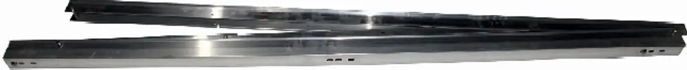 Aluminiumprofile in langer, flacher Form, gestapelt. Die Oberfläche ist glänzend und reflektiert Licht, passend für eine Wolf Konstruktion.
